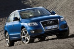 2010 Audi Q5 3.2 Quattro in Deep Sea Blue Pearl Effect - Static Front Right View